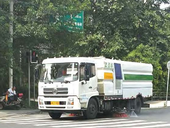 環(huán)衛(wèi)公司多功能洗掃車清掃作業(yè)