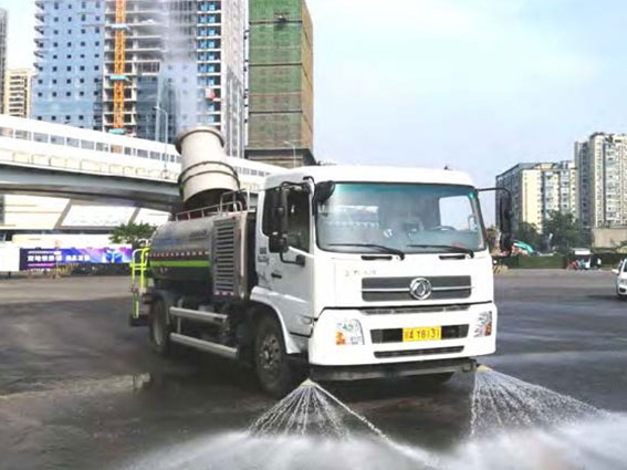 環(huán)衛(wèi)公司多功能抑塵車降塵作業(yè)
